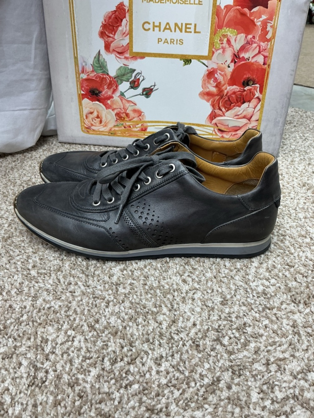 Magnanni Black Leather Low-Top Lace-Up Sneakers with Tan Lining